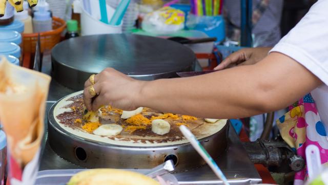 Crêpes vendues à la sauvette à Paris : la pâte stockée dans des bouches d'égouts ou des trappes électriques, un vrai risque sanitaire !