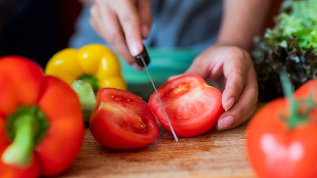 Tomates : voici le meilleur couteau à utiliser pour les découper sans les écraser et perdre tout le jus