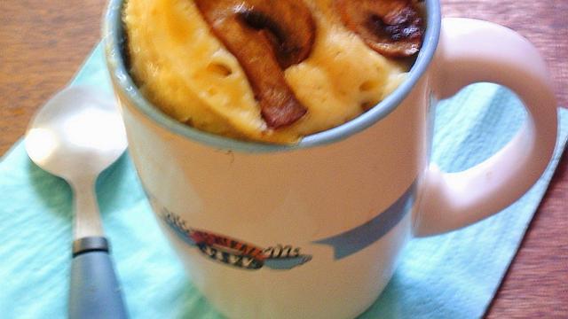 Mug cake salé aux lardons et aux champignons