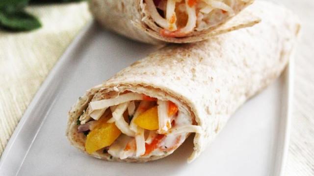 Wrap de chapthi au Râpé de la Mer, mangue, sauce au yaourt et gingembre