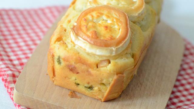 Cake aux asperges, dés de poulet et chèvre