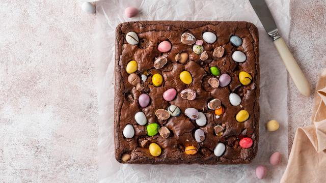 Succès garanti ! Voici notre recette pour faire un brownie de Pâques gourmand avec des oeufs en chocolat