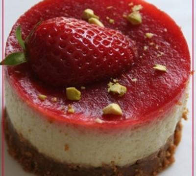 Mousse de rhubarbe sur croquant de spéculoos et sous miroir de fraises