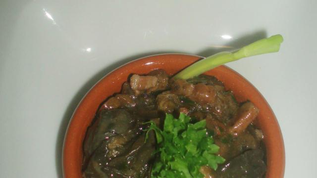 Cassolette d'escargots au vin, lardons,et champignons.