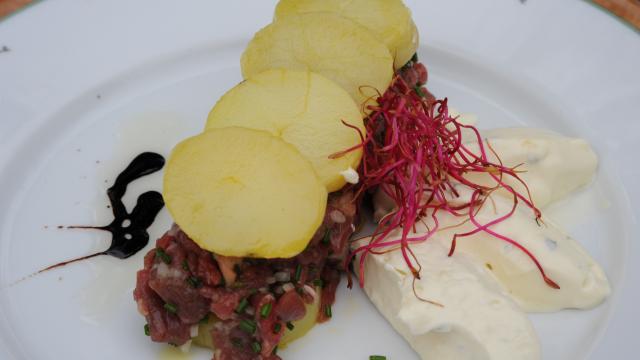 Tartare de bœuf Charolais, pommes de terre confites à l'huile de colza grillé, bavarois à la Fourme de Montbrison