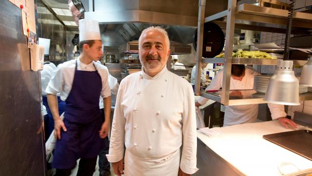 “Pour au moins 3 raisons” : le chef étoilé Guy Savoy explique pourquoi il ne commande jamais de plats en livraison