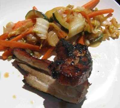 Travers de porc laqué et ses légumes wok