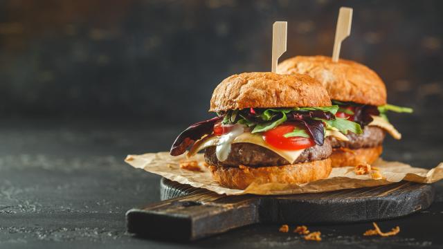 François-Régis Gaudry en quête du meilleur burger de Paris dans l’émission Très Très Bon ce samedi !