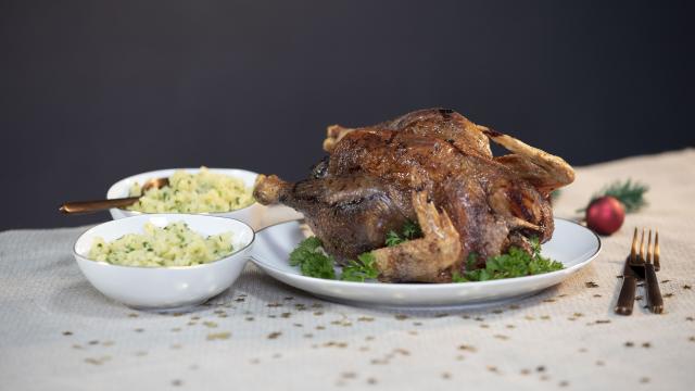 Chapon aux morilles et foie gras accompagné d'un écrasé de pommes de terre aux herbes