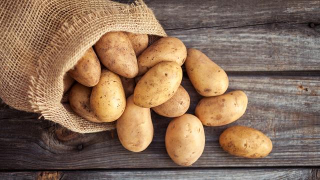 Avec quels autres aliments conserver les pommes de terre pour qu'elles durent plus longtemps ?