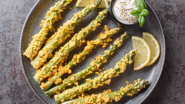 “Vous allez voir, c’est magique !” : Laurent Mariotte livre sa recette des asperges vertes grillées et ses tuiles de parmesan