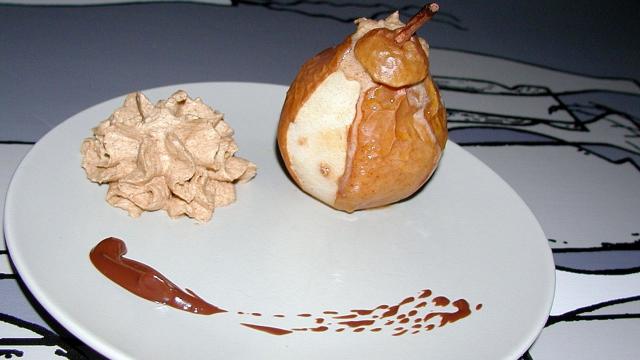 Poire rôtie, crème chantilly aux amandes grillées & chocolat fondant