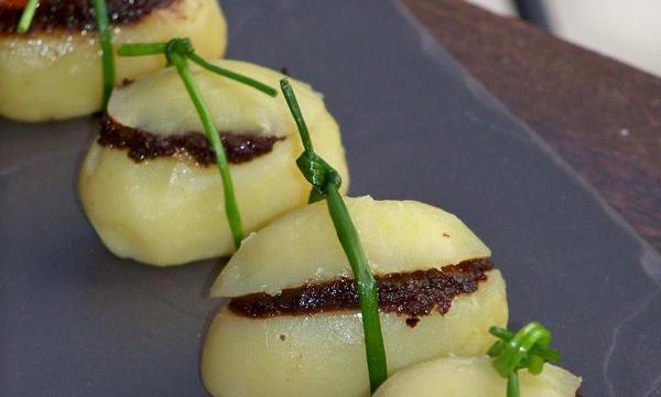 Petite bouchée festive de pomme de terre Princesse amandine® à la tapenade ou à la purée de truffe