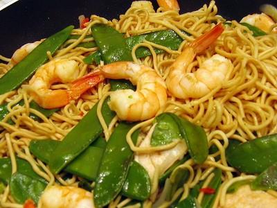 Wok de nouilles chinoises aux crevettes et poulet