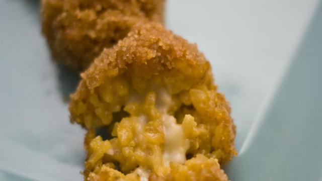 Croquette de risotto safrané, cœur coulant de mozarrella