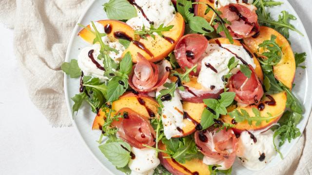 Salade pêches, burrata, jambon cru et roquette