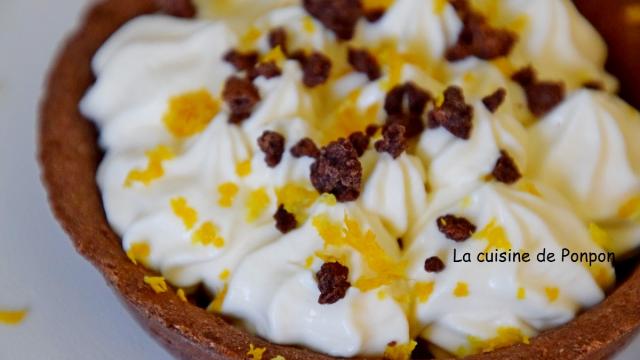 Tartelette garnie de crème citronnée sur confiture de lait