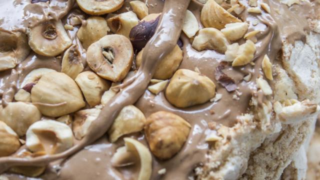 Gâteau au chocolat praliné et noisettes