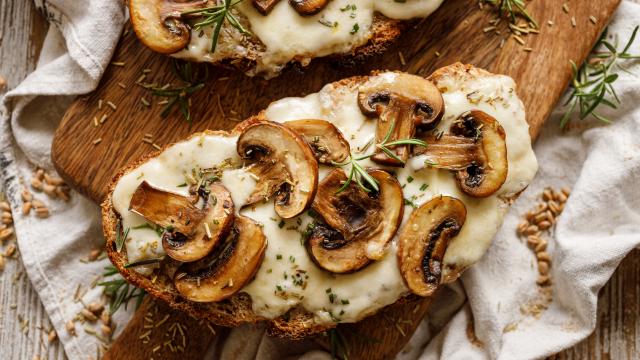 "Ça sent tellement bon, c’est incroyable" : une diététicienne partage sa recette de bruschetta aux champignons et mozzarella