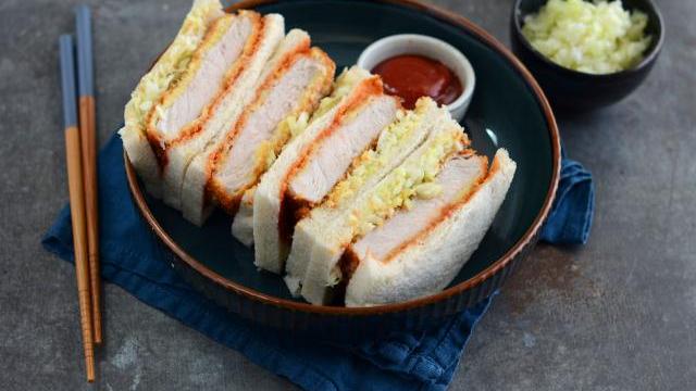 Connaissez-vous le katsu sando, cet irrésistible sandwich japonais au porc pané ? Voici notre recette !