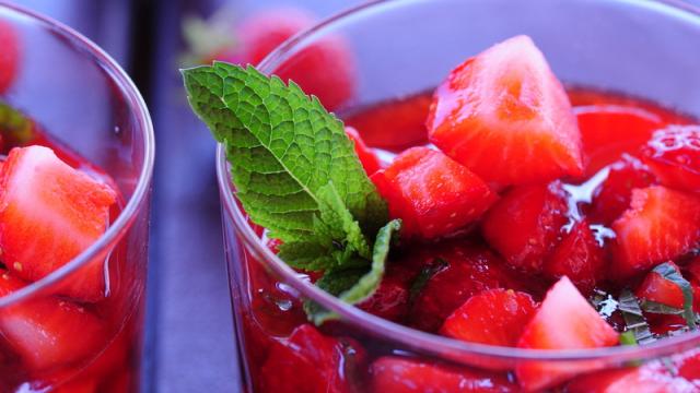 Salade de fraises, menthe et poivre noir