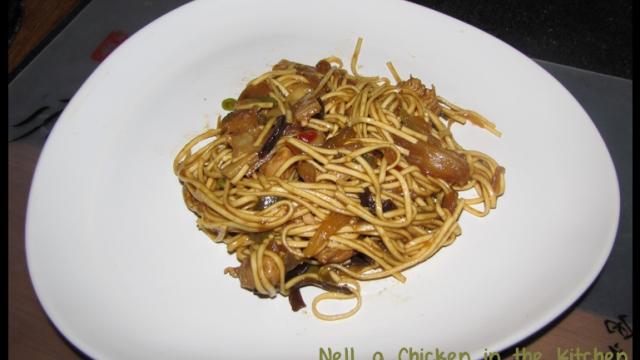 Nouilles asiatiques sautées au poulet caramélisé et légumes chinois