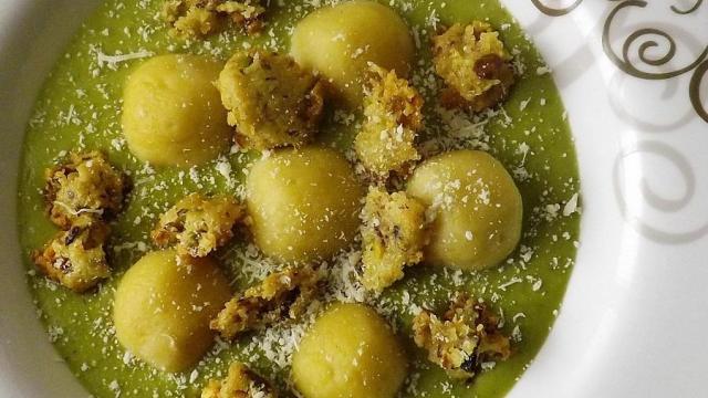 Gnocchis de pommes de terre à la semoule avec son velouté de petits pois et crumble parmesan pistache