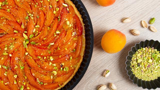 La tarte à l’abricot et à la pistache de Julie Andrieu pourrait bien être le dessert de votre été !