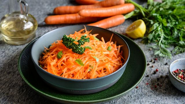 "Ça change des carottes râpées traditionnelles !" : Cyril Lignac son ingrédient magique pour donner du pep’s à cette entrée classique !