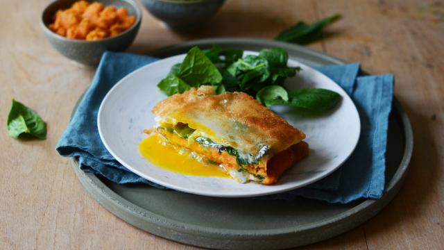 Brick à la patate douce, épinards et oeuf