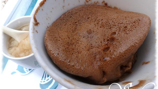 Mug-cake chocolat-roquefort et sa compotée de poire