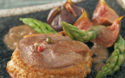 Tournedos de canard, sauce à la figue et asperges vertes