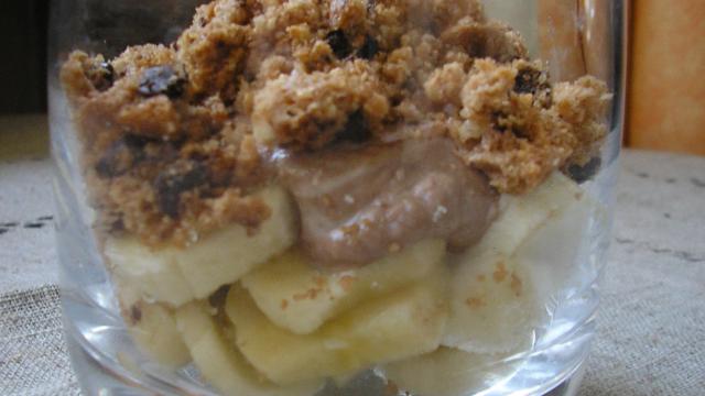 Verrines banane/Kinder® façon crumble