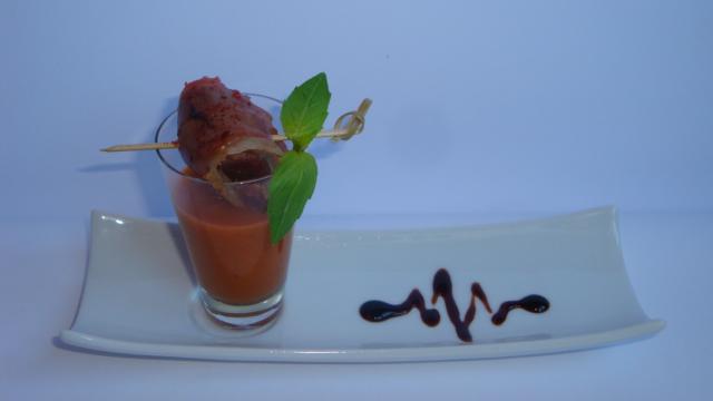 Fausse piperade façon veloute disco fresh, brochette de beouf et Bayonne au piment d'Espelette