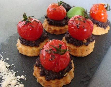 Tomates confites au thym et tapenade sur sablés au parmesan