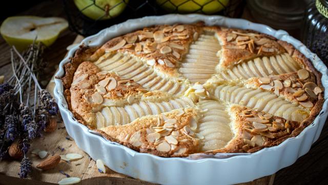 “L’astuce pour faire une bonne tarte” : Cyril Lignac partage sa recette d’un délice aux poires, la tarte Bourdaloue !