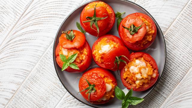 “L’avantage, c’est qu’on peut la faire comme on veut” : Cyril Lignac partage ses astuces pour faire des tomates farcies bien goûteuses