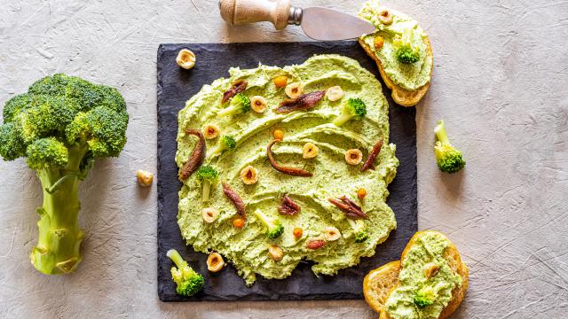 Ce croque à base de houmous de brocolis et mozzarella est la recette idéale pour les soirées de flemme !