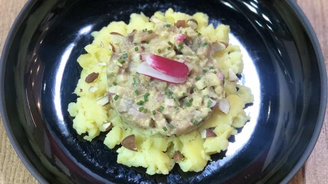 Tartare de hareng fumé aux amandes grillées