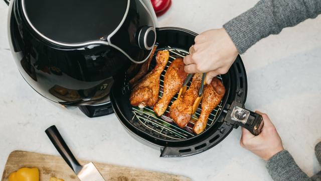 Voici l’erreur qu’il ne faut surtout pas faire si l’on cuisine au Airfryer !