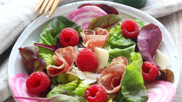 Salade de jeunes pousses, jambon fumé, fromage de brebis et framboises