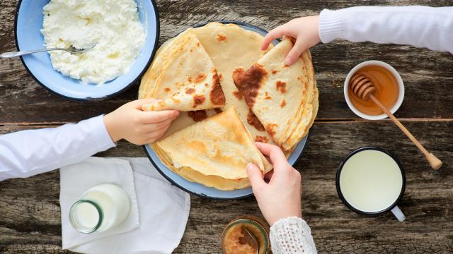 Cette recette gourmande de crêpes à la frangipane est le compromis parfait entre l’Épiphanie et la Chandeleur