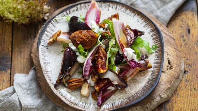 Salade d'endives rouges, betterave, mesclun, figues et noix de pecan