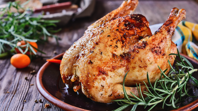 Bonne ou mauvaise idée : faut-il manger la peau du poulet rôti ? Une étude tranche