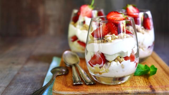 L’eton mess : la recette parfaite pour faire un dessert minute avec des fraises (et d’autres fruits)