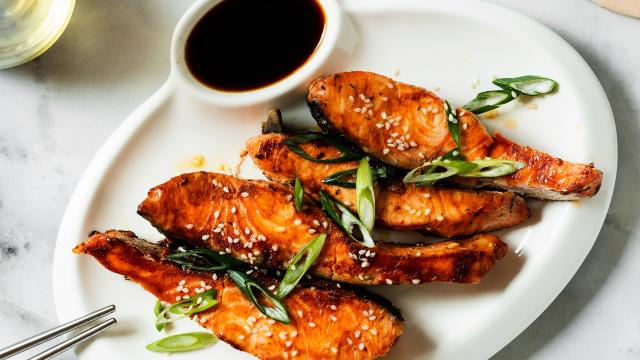 “Vous n’arrêtez pas de me réclamer cette recette” : Cyril Lignac dévoile sa façon très gourmande de cuisiner le saumon