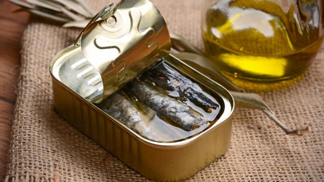 Cette erreur que vous faites tous avec l’huile de vos boîtes de sardines est vraiment à éviter