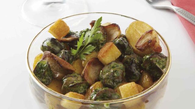 Cassolette d'escargots à la Fisher de Noël, cèpes et petites pommes de terre rissolées