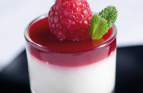 Verrine de mousse de Philadelphia, biscuit et gelée de framboises