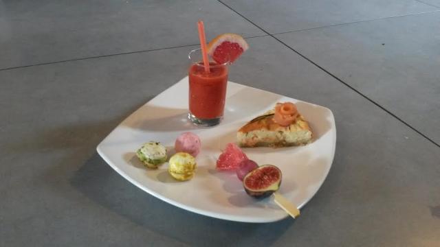 Cheesecake au saumon fumé, macarons de champignons et smoothie tomate-poivron